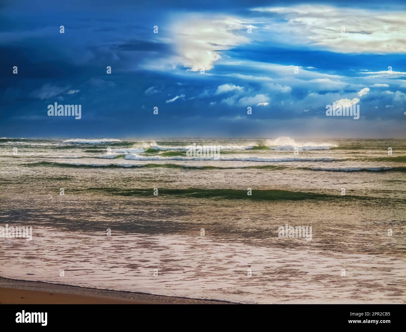 Surf entrant avec tempête menaçante à l'horizon Banque D'Images