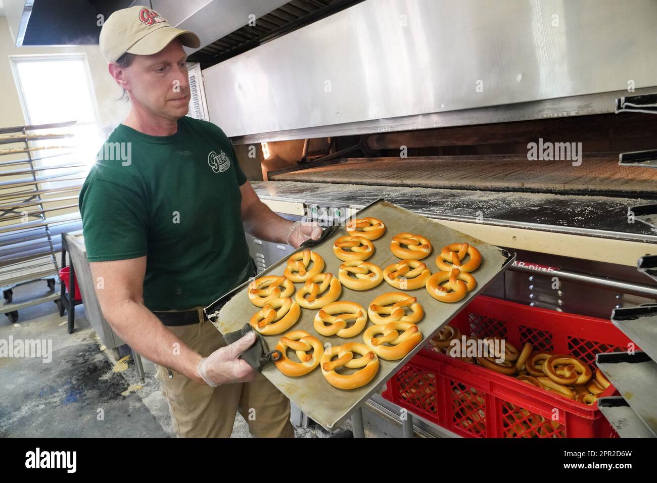 St. Louis, États-Unis. 25th avril 2023. Norman Lorenzen tire un plateau de bretzels du four à Guss' Pretzels à St. Louis, mardi, 25 avril 2023. 26 avril est la Journée nationale de la Prestzel. Photo par Bill Greenblatt/UPI crédit: UPI/Alay Live News Banque D'Images