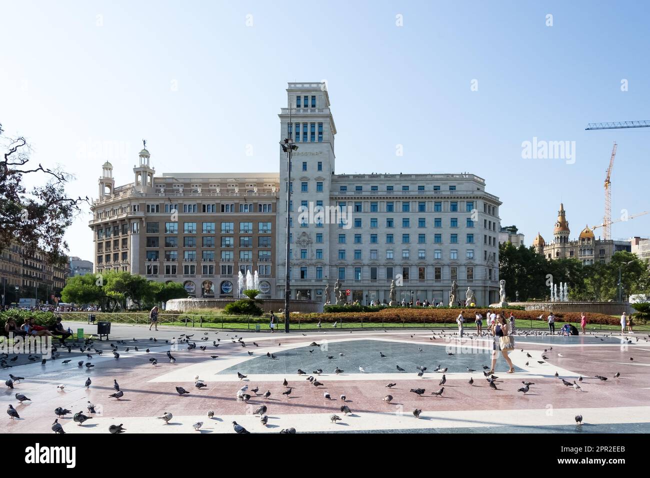 Détail architectural de la Plaça de Catalunya (place de la Catalogne), la place centrale animée de la ville et une destination touristique populaire Banque D'Images