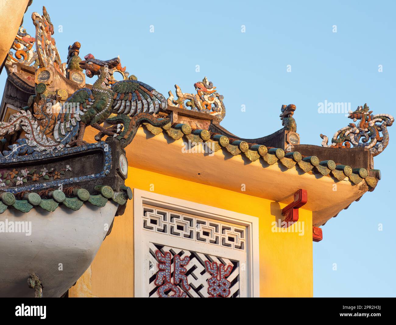 Détail du toit du temple de Phap Bao à Hoi an, province de Quang Nam, Vietnam. La vieille ville de Hoi an est un site du patrimoine mondial, et célèbre pour son bien pr Banque D'Images