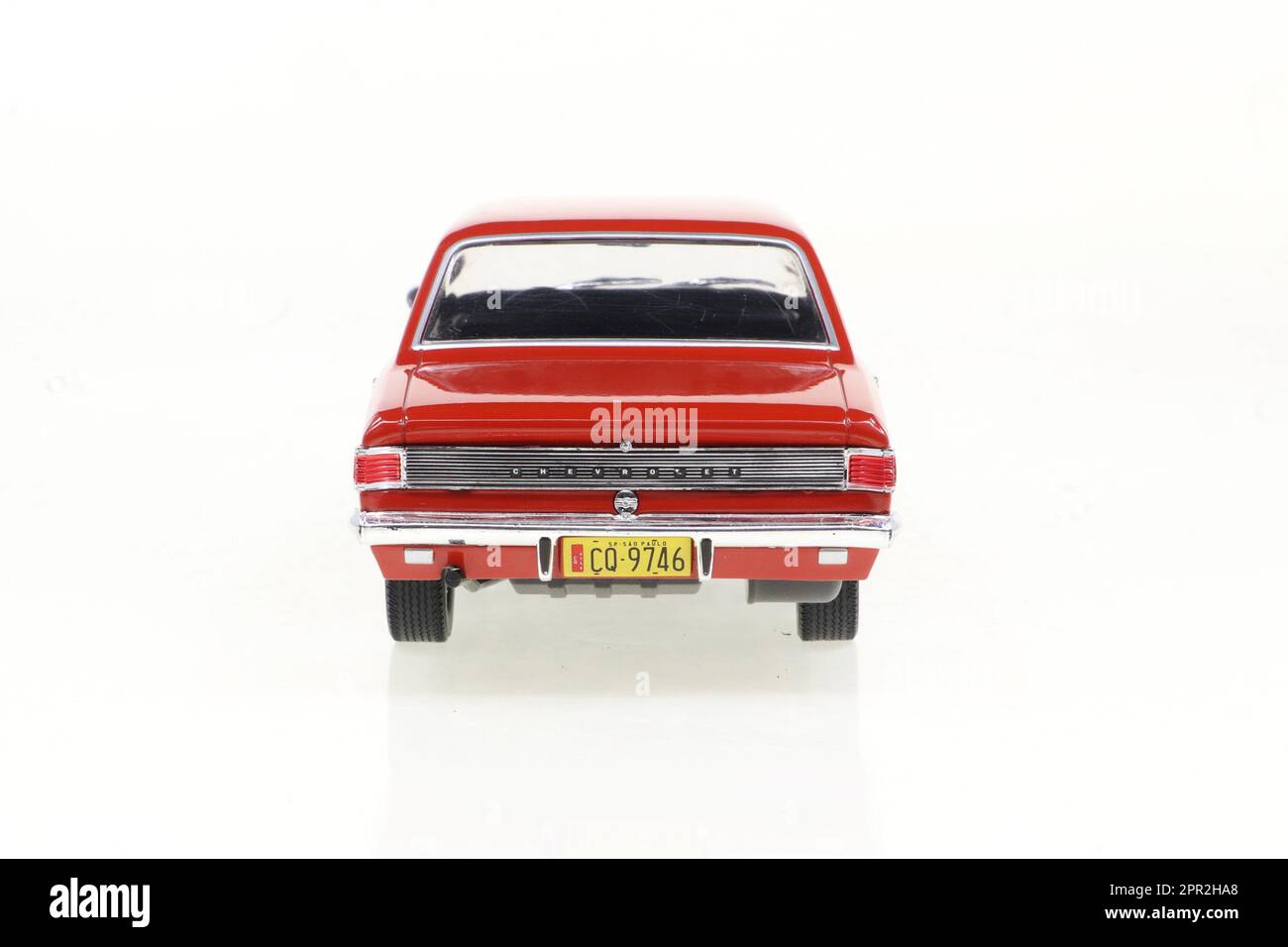 une voiture de course rouge avec des nombres blancs et un nombre sur elle et jouet Banque D'Images