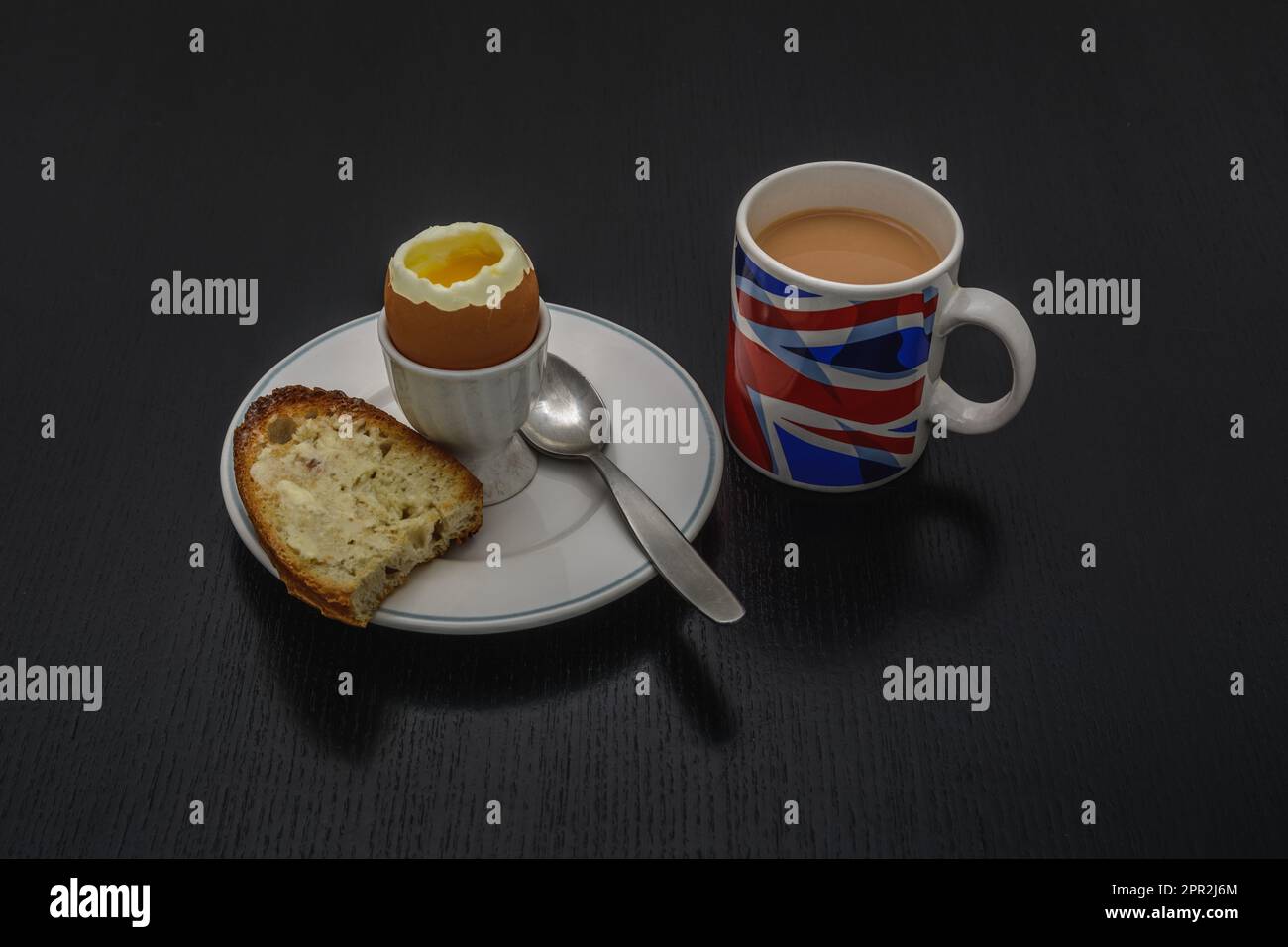 Un petit-déjeuner anglais composé de thé, d''un œuf à la coque et de pain grillé. Banque D'Images