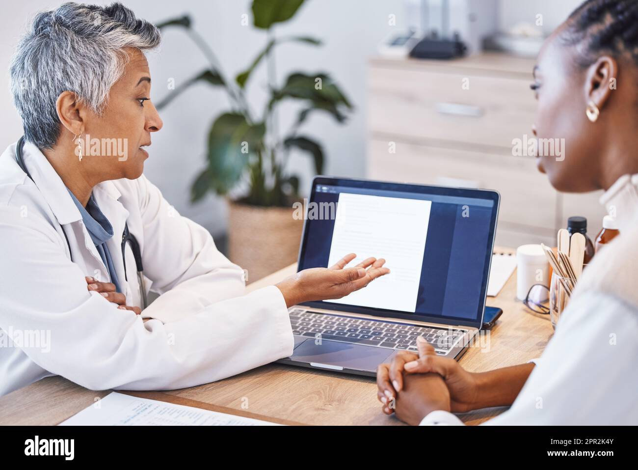 Montrer les résultats, parler et un médecin avec une femme noire pour des notes, plan et stratégie pour la santé. Discussion, aide et une femme GP mature parlant à Banque D'Images