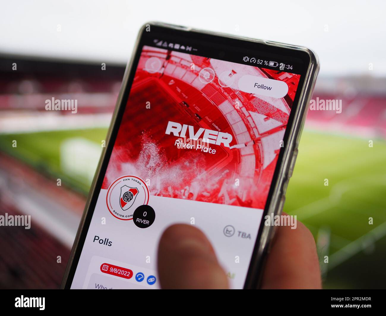 12 mai 2023. Un fan de River plate regarde le jeton RIVER de son équipe sur l'application Socios, le chapeau de marché $RIVER de la nft sur un écran. Banque D'Images