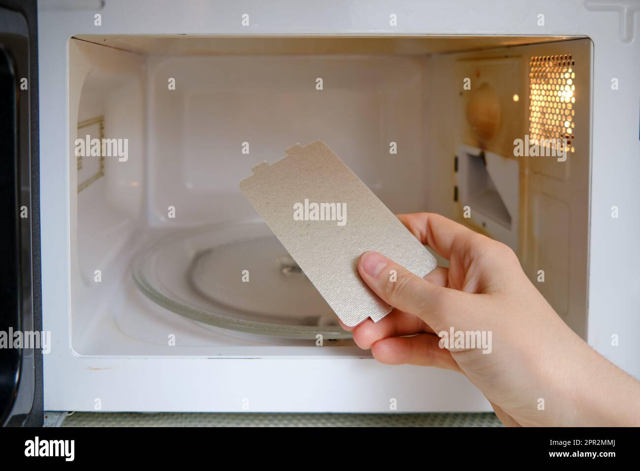 Réparation d'un four à micro-ondes étincelant en remplaçant la plaque de  mica. Four à micro-ondes cassé avec feuille de mica brûlée auto-remplaçant  Photo Stock - Alamy