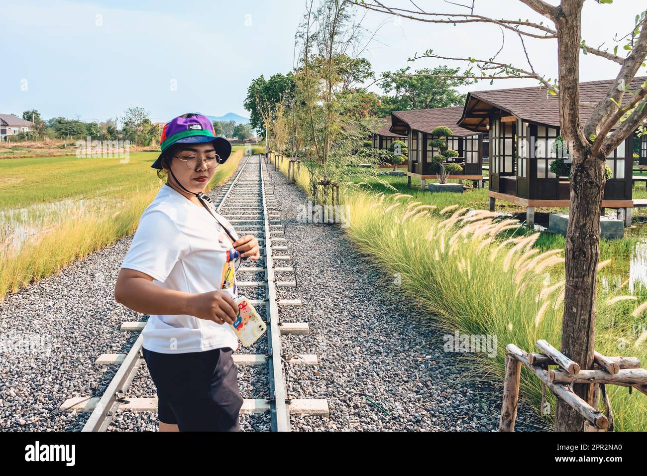 KANCHANABURI -THAÏLANDE, MARS 30 ,2023 : touristes non identifiés viennent visiter et prendre des photos avec restaurant et café avec un beau jardin décoré Banque D'Images