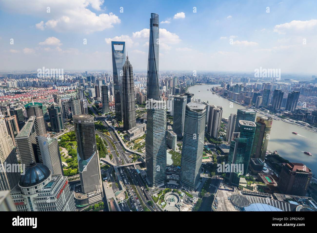 Vue sur la Tour de la Perle orientale sur la Tour de Shanghai, le plus haut immeuble de grande hauteur en Chine, le centre financier des affaires, les gratte-ciel et la rivière Huangpu Banque D'Images