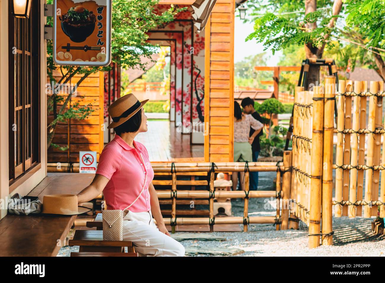 KANCHANABURI -THAÏLANDE, AVRIL 1 ,2023 : touristes non identifiés viennent visiter et prendre des photos avec restaurant et café avec un beau jardin décoré Banque D'Images