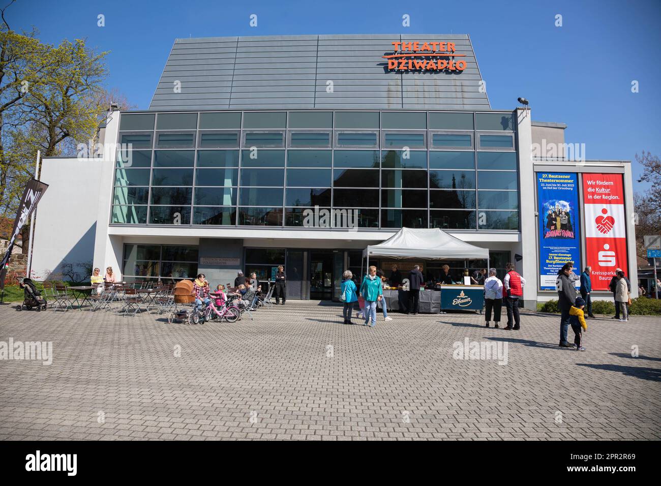 Open Air Veranstaltung zum traditionellen Startschuss zum Vorverkauf für den 27. Bautzener Theatersommer auf dem Theatervorplatz am Theater Bautzen. B Banque D'Images