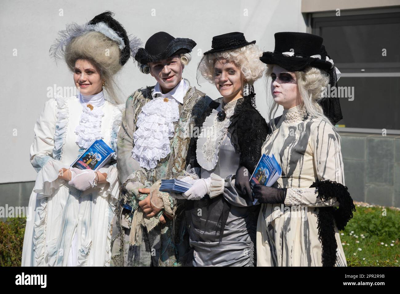 Open Air Veranstaltung zum traditionellen Startschuss zum Vorverkauf für den 27. Bautzener Theatersommer auf dem Theatervorplatz am Theater Bautzen. B Banque D'Images