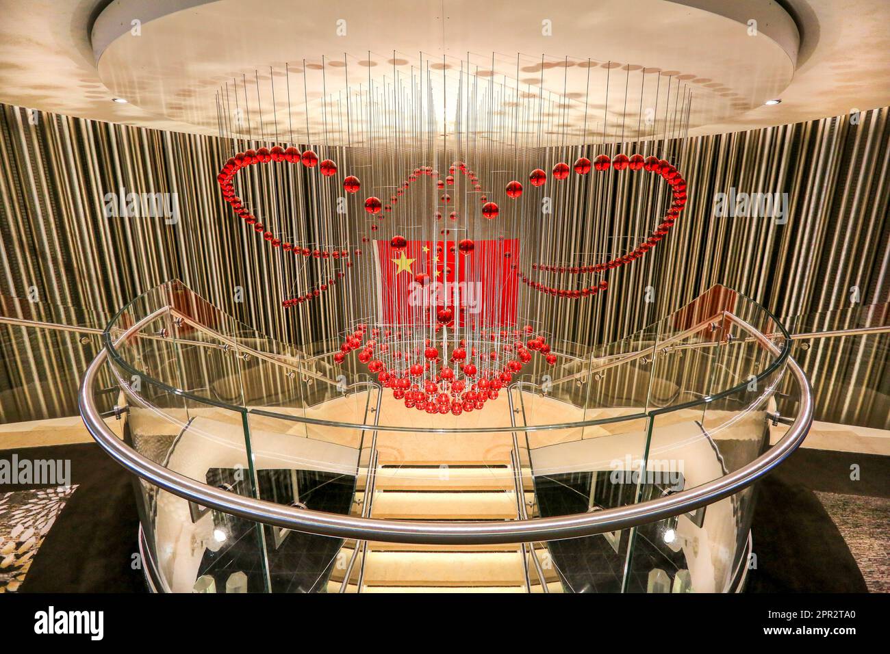 Drapeau national chinois dans les escaliers du navire de croisière américain Quantum of the Seas, navires Royal Caribbean RCCL, croisières en mer de Chine, lustre de perles de verre Banque D'Images