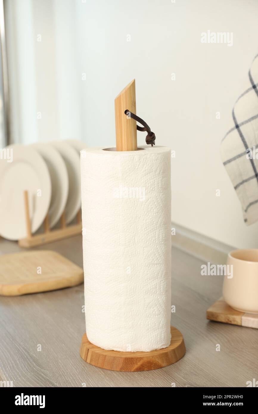 Rouleau de serviettes en papier blanc et autres articles de cuisine sur  comptoir en bois à l'intérieur Photo Stock - Alamy
