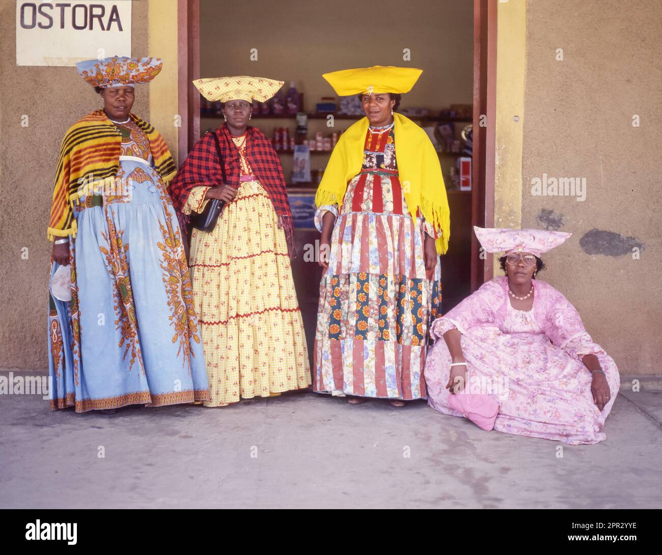 OTJIWARONGA, NAMIBIE - 30 MARS 2023 : les femmes Herero portent Ohorokova, une robe de style victorien, avec des motifs colorés et un chapeau en forme de corne de vache. Banque D'Images