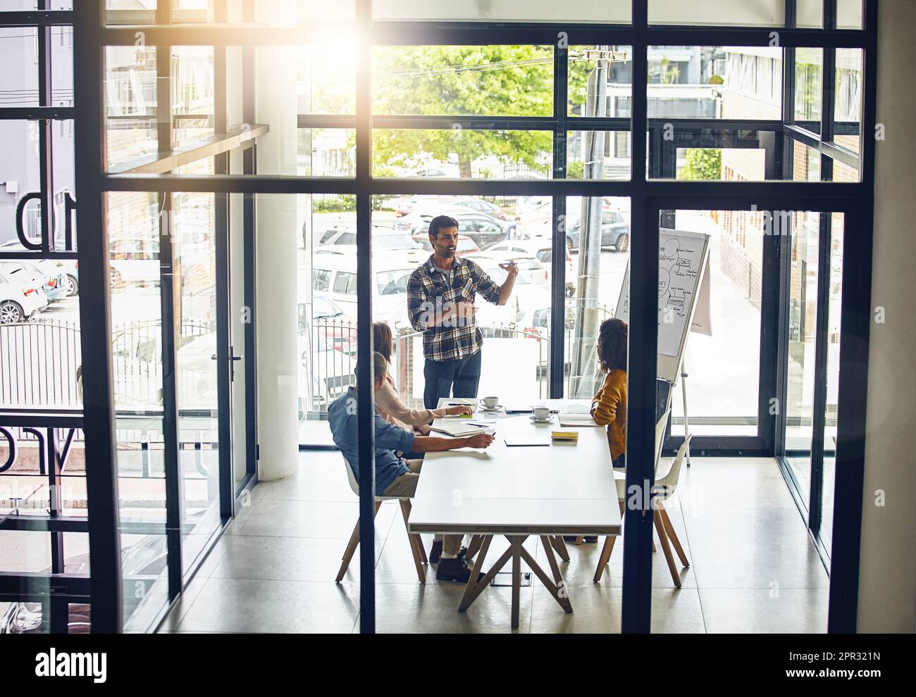 Ce plan aura un grand résultat pour l'entreprise. un homme d'affaires qui donne une présentation à ses collègues lors d'une réunion de conseil d'administration. Banque D'Images