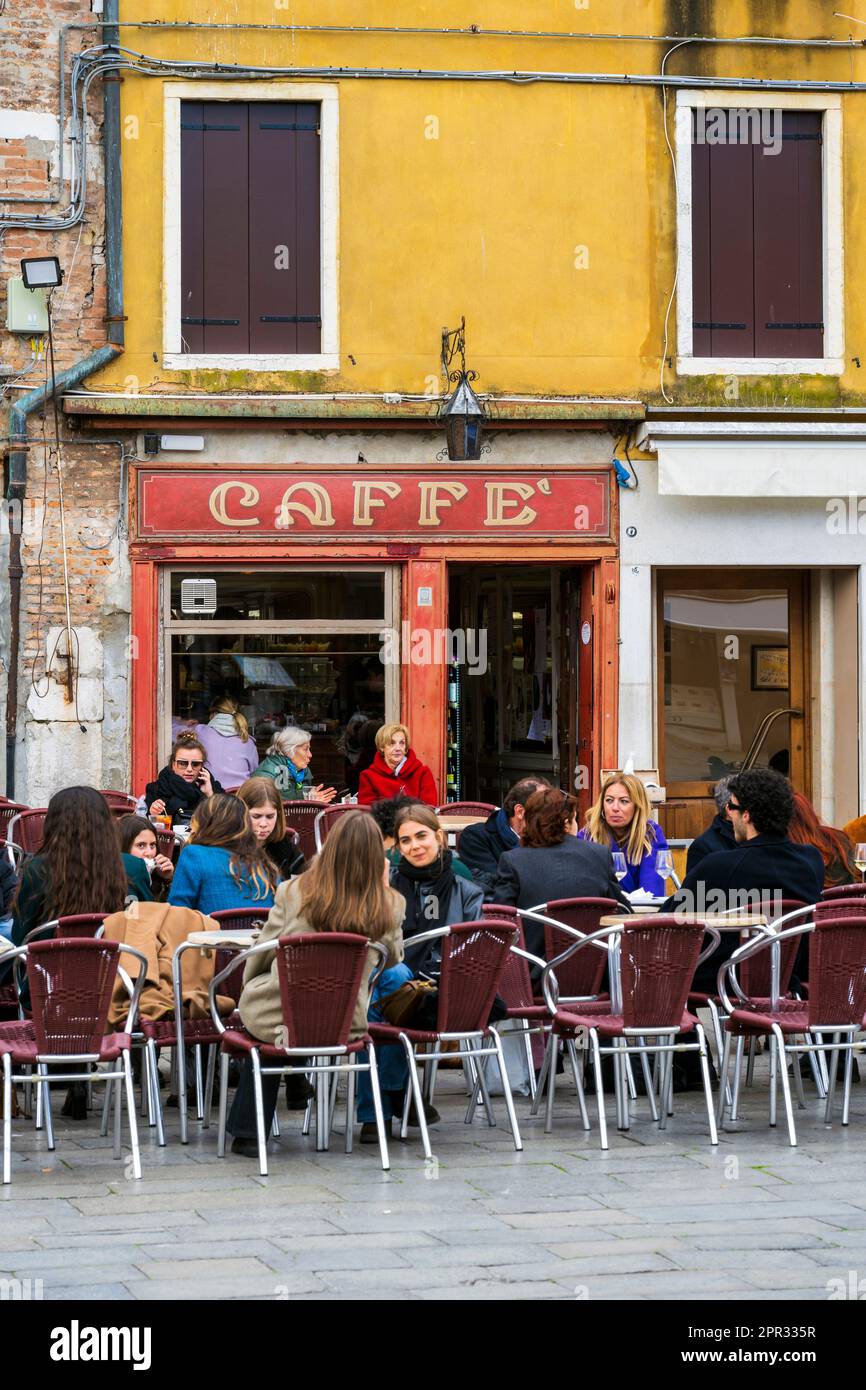 Café extérieur dans le quartier de Dorsoduro, Venise, Vénétie, Italie Banque D'Images