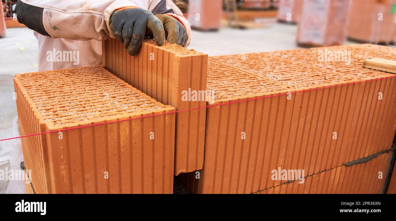 bricklayer au travail dans une nouvelle maison en construction Banque D'Images