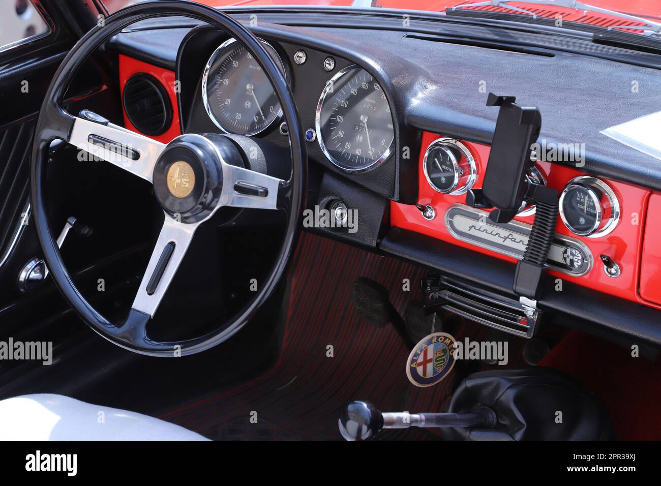 Italie, avril 2023, détail intérieur de la voiture d'époque Alfa Romeo Spider Duetto, exposition publique de voitures classiques Banque D'Images