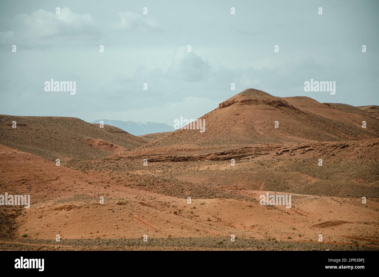 Paysages désertiques au Maroc, terres désertes avec des chemins qui mènent à des coins éloignés et inexplorés. Changement climatique et climat aride. Désertification Banque D'Images