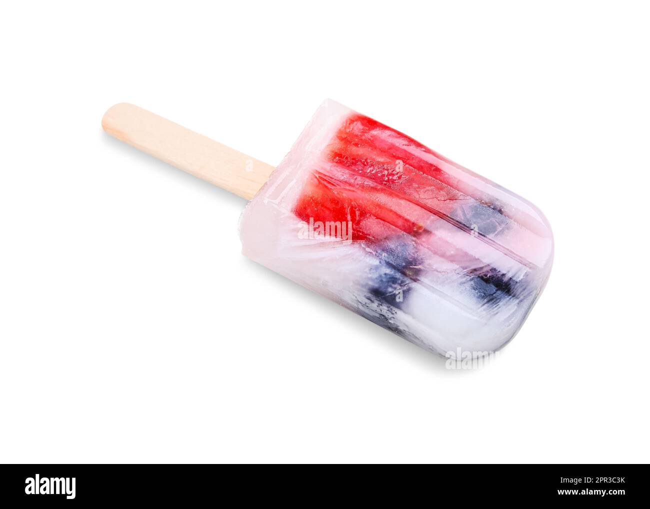 Savoureux popsicle aux baies rafraîchissantes isolé sur blanc Banque D'Images