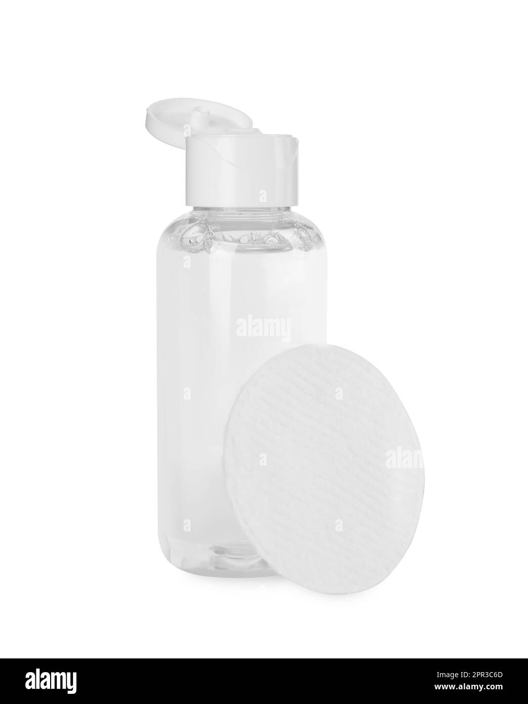 Bouteille d'eau de nettoyage micellaire et tampon de coton isolé sur blanc Banque D'Images