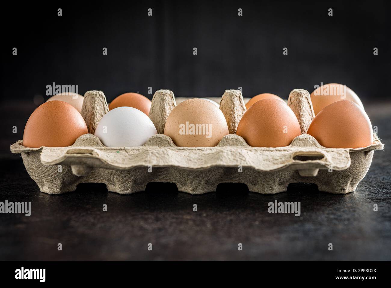 Œufs de poulet entiers dans la boîte à lait. Banque D'Images