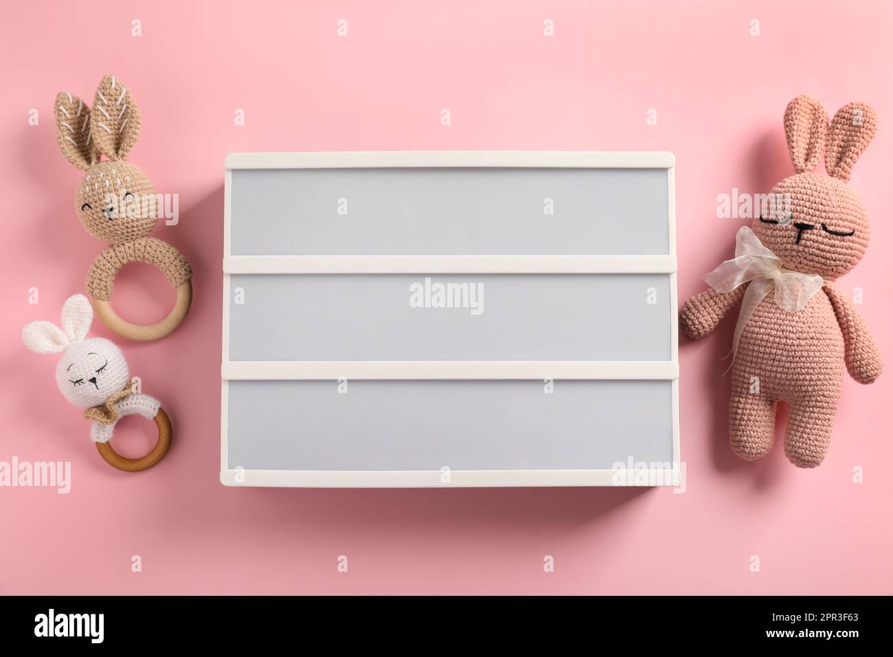 Tableau de lettres vierge et différents jouets sur fond rose, plat. Maquette pour le design Banque D'Images