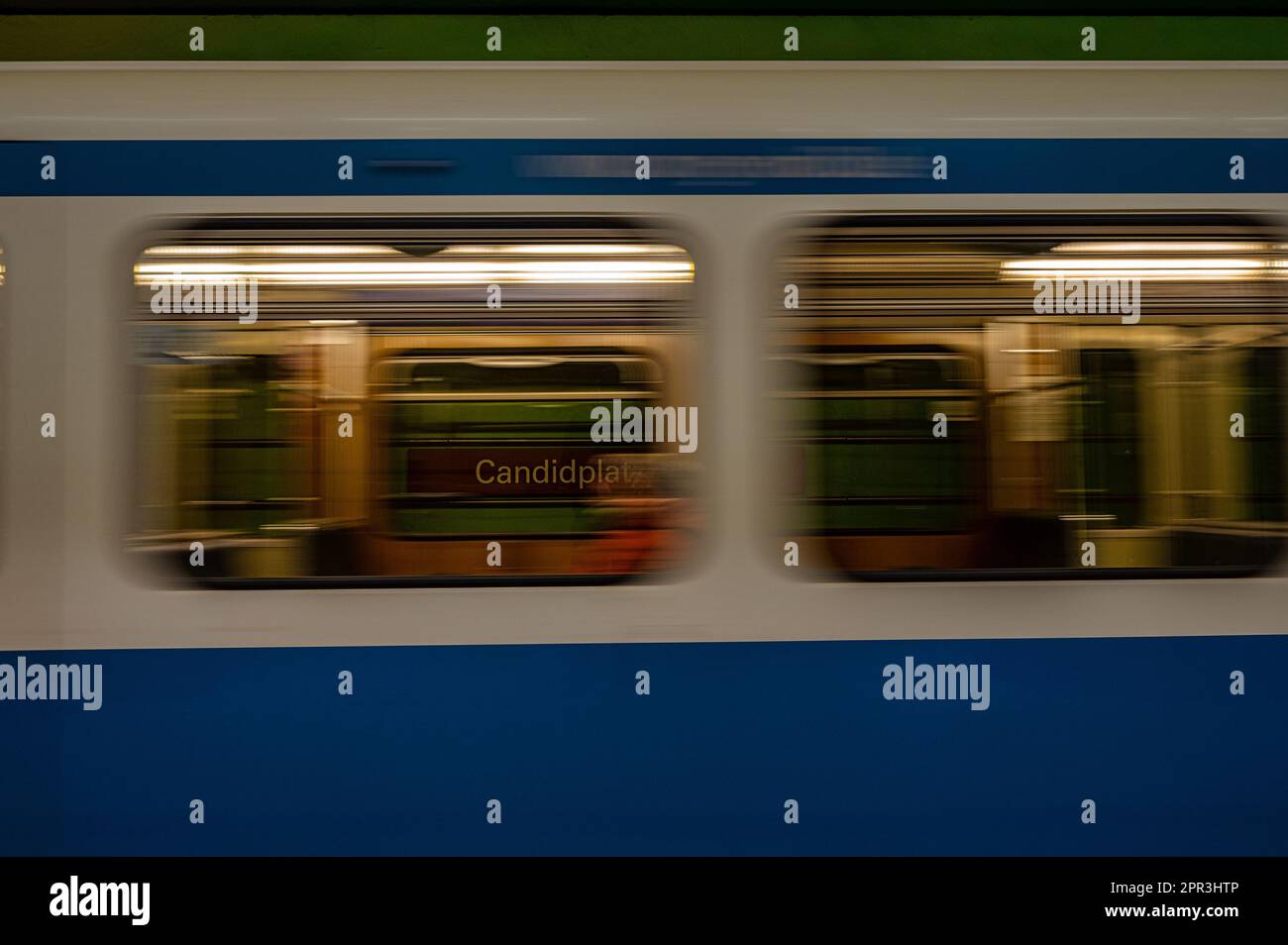 Un métro moderne qui passe devant une station de métro à Munich, en Allemagne Banque D'Images