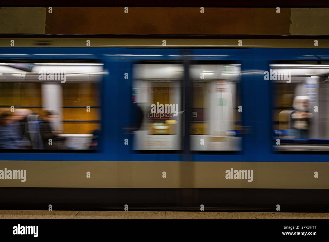 Un métro moderne qui passe devant une station de métro à Munich, en Allemagne Banque D'Images