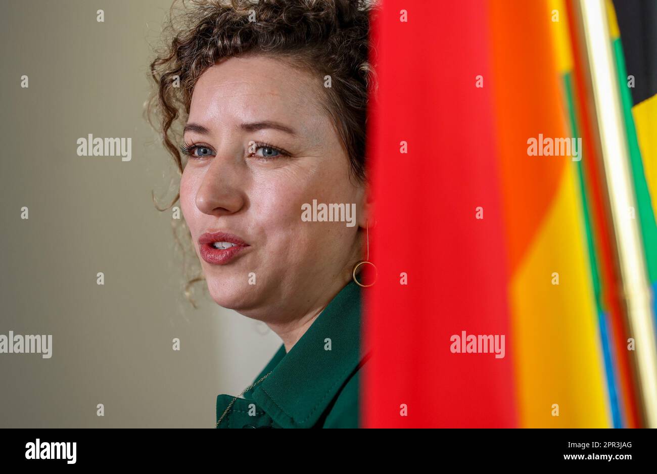 Bruxelles, Belgique. 26th avril 2023. Sarah Schlitz, ancienne secrétaire d'Etat à l'égalité des sexes et à la diversité, a photographié lors d'une conférence de presse sur les erreurs commises lors de l'utilisation de son logo personnel et les raisons de sa démission qui a été donnée au Premier ministre plus tôt aujourd'hui, à Bruxelles, le mercredi 26 avril 2023. Schlitz était secrétaire d'État à l'égalité des sexes, à l'égalité des chances et à la diversité au sein du gouvernement fédéral belge depuis 2020. BELGA PHOTO VIRGINIE LEFOUR crédit: Belga News Agency/Alay Live News Banque D'Images