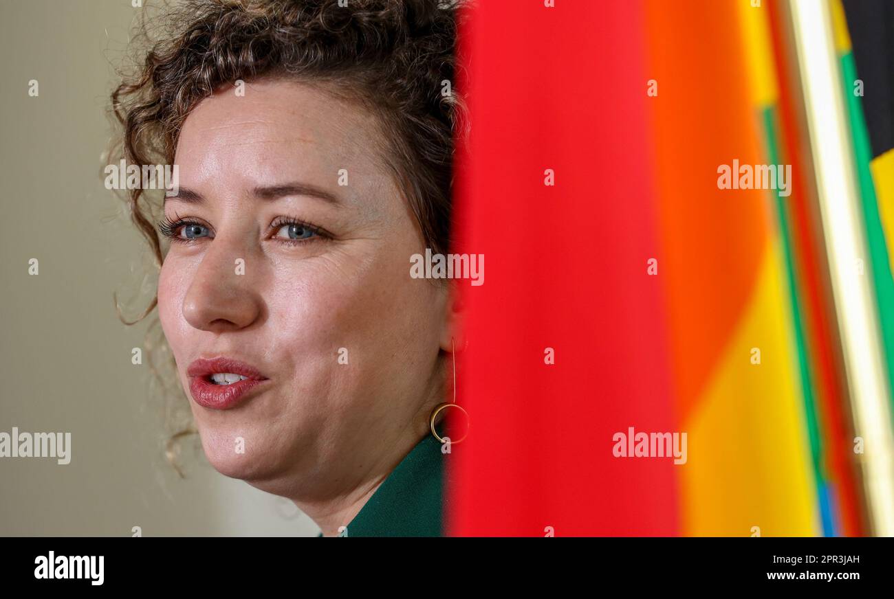 Bruxelles, Belgique. 26th avril 2023. Sarah Schlitz, ancienne secrétaire d'Etat à l'égalité des sexes et à la diversité, a photographié lors d'une conférence de presse sur les erreurs commises lors de l'utilisation de son logo personnel et les raisons de sa démission qui a été donnée au Premier ministre plus tôt aujourd'hui, à Bruxelles, le mercredi 26 avril 2023. Schlitz était secrétaire d'État à l'égalité des sexes, à l'égalité des chances et à la diversité au sein du gouvernement fédéral belge depuis 2020. BELGA PHOTO VIRGINIE LEFOUR crédit: Belga News Agency/Alay Live News Banque D'Images