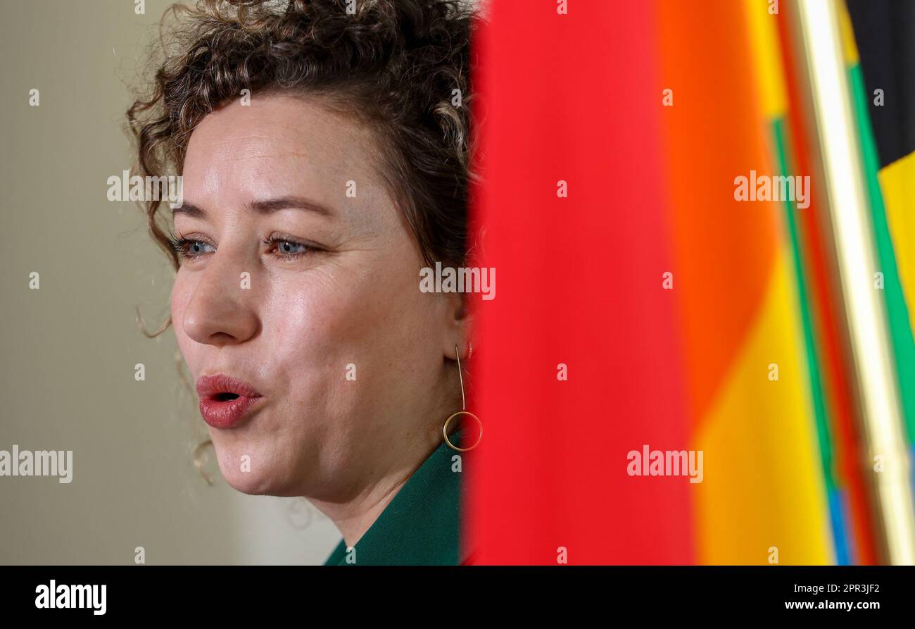 Bruxelles, Belgique. 26th avril 2023. Sarah Schlitz, ancienne secrétaire d'Etat à l'égalité des sexes et à la diversité, a photographié lors d'une conférence de presse sur les erreurs commises lors de l'utilisation de son logo personnel et les raisons de sa démission qui a été donnée au Premier ministre plus tôt aujourd'hui, à Bruxelles, le mercredi 26 avril 2023. Schlitz était secrétaire d'État à l'égalité des sexes, à l'égalité des chances et à la diversité au sein du gouvernement fédéral belge depuis 2020. BELGA PHOTO VIRGINIE LEFOUR crédit: Belga News Agency/Alay Live News Banque D'Images