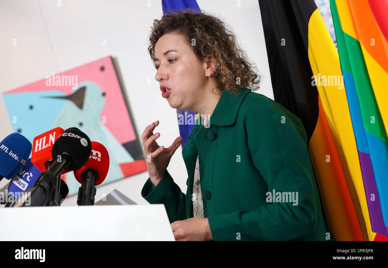 Bruxelles, Belgique. 26th avril 2023. Sarah Schlitz, ancienne secrétaire d'Etat à l'égalité des sexes et à la diversité, a photographié lors d'une conférence de presse sur les erreurs commises lors de l'utilisation de son logo personnel et les raisons de sa démission qui a été donnée au Premier ministre plus tôt aujourd'hui, à Bruxelles, le mercredi 26 avril 2023. Schlitz était secrétaire d'État à l'égalité des sexes, à l'égalité des chances et à la diversité au sein du gouvernement fédéral belge depuis 2020. BELGA PHOTO VIRGINIE LEFOUR crédit: Belga News Agency/Alay Live News Banque D'Images