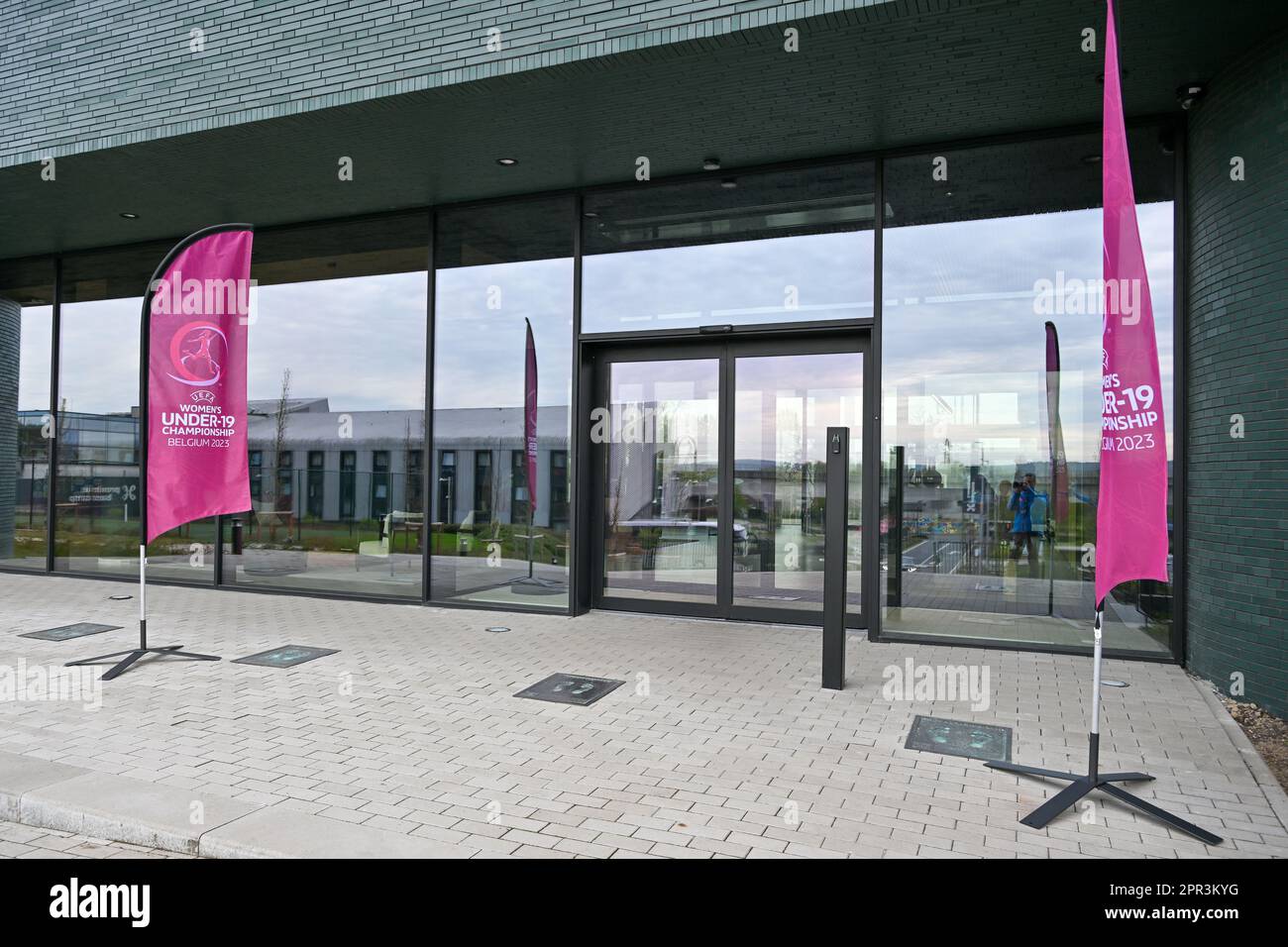 Tubize, Belgique - 26 avril : illustration de l'entrée du bâtiment devant le tirage au sort du Championnat européen des femmes de moins de 19 ans 2022/23 de l'UEFA au camp de base de l'Association royale belge de football sur 26 avril 2023 , à Tubize en Belgique. Photo de Sportpix | David Catry Banque D'Images