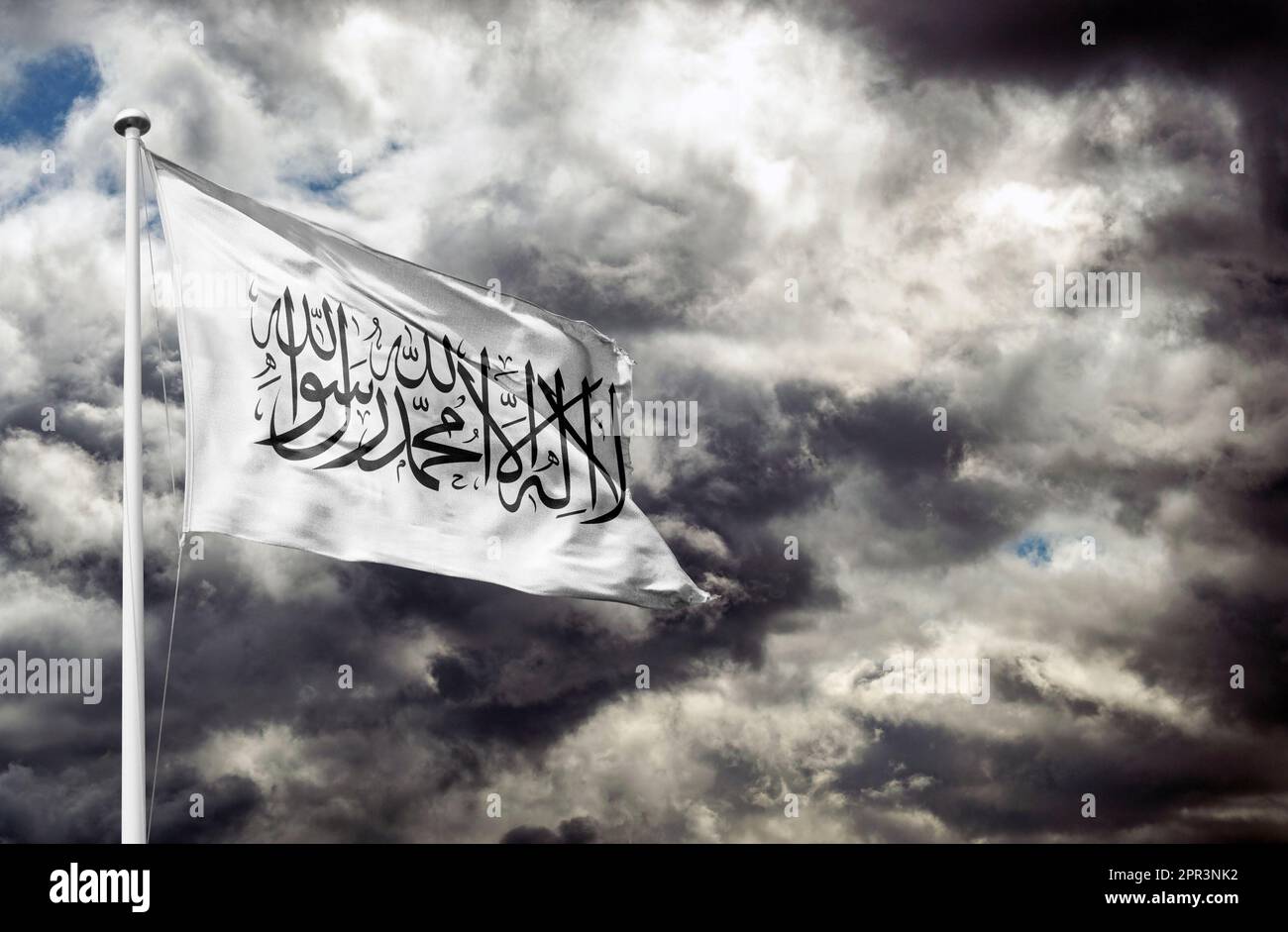 Drapeau des Talibans. Drapeau de l'Afghanistan, l'Afghanistan dans le pouvoir des talibans. L'inscription en traduction « shahada » est inscrite sur le drapeau blanc. Al-Qaida Banque D'Images