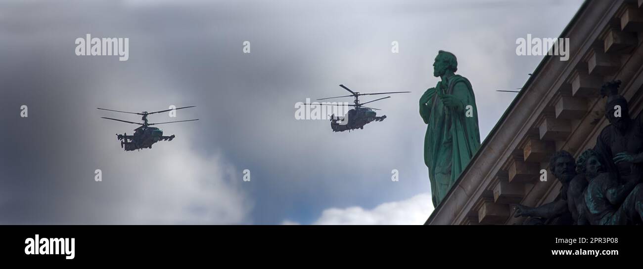 S-Petersburg, Russie - 9 mai 2017 : mi-35 M, Sabre - hélicoptère de transport militaire russe pour l'exportation et pour le ministère de la défense, survole la ville au-dessus de la ville Banque D'Images