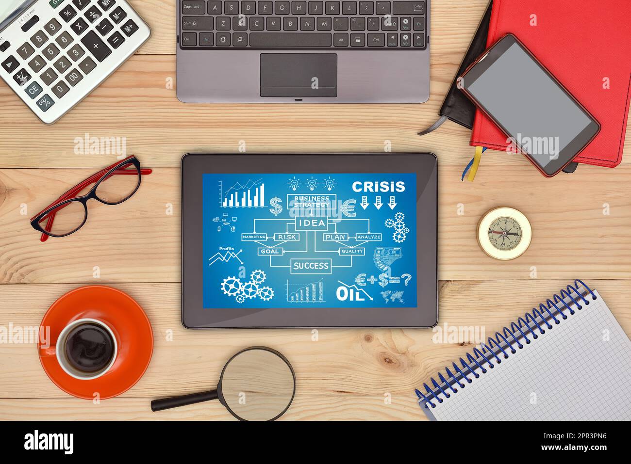 Tablette numérique avec écran de démarrage sur le concept et de nombreux objets d'affaires sur un bureau en bois. Banque D'Images