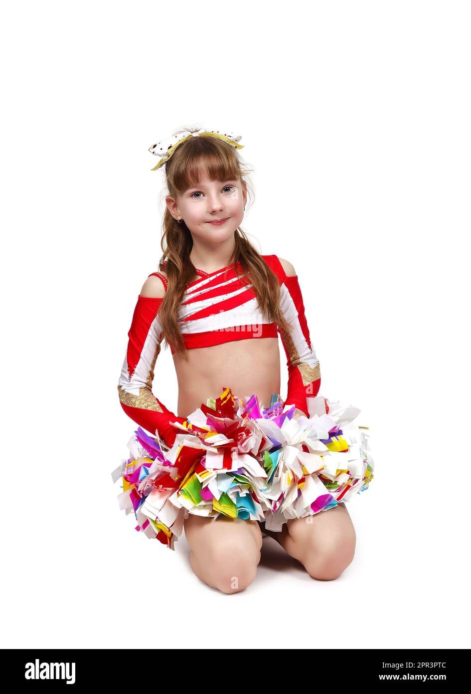 fille de meneur assise avec un pompon sur un fond blanc Banque D'Images