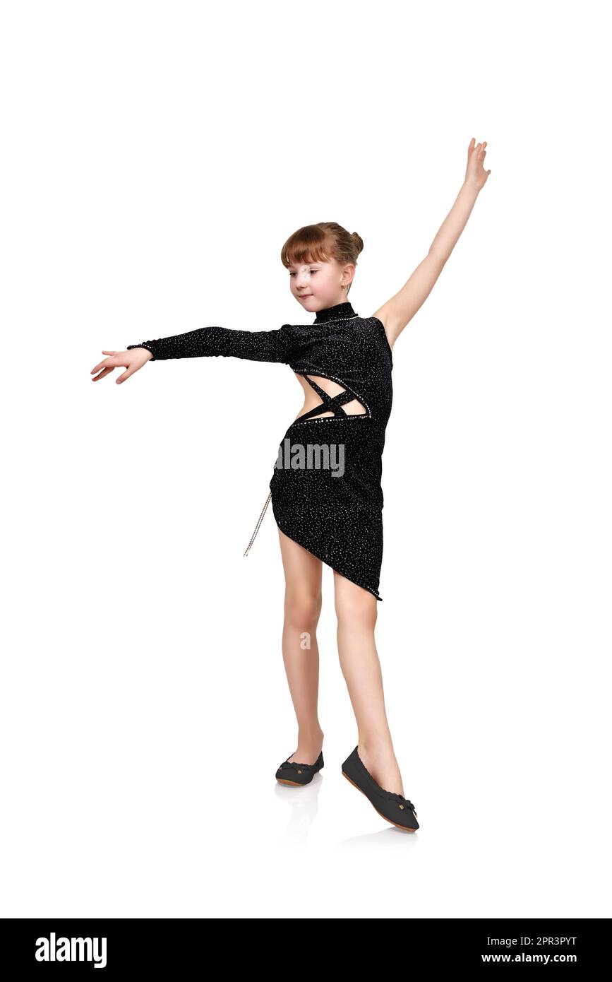 Jeune fille en robe noire dansant sur fond blanc Banque D'Images