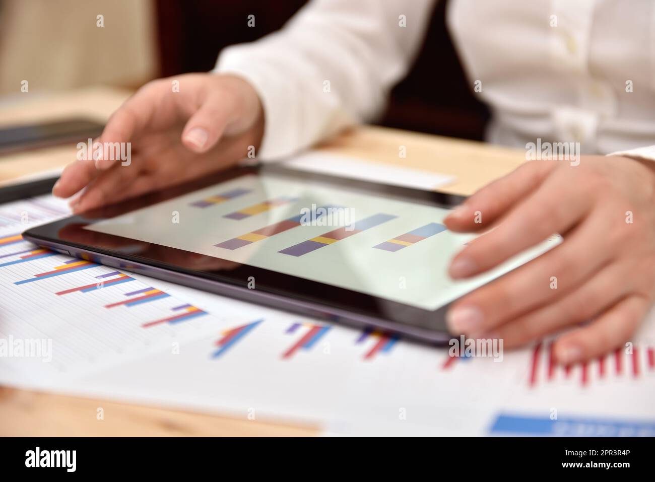 Tablette avec données financières sous forme de graphiques et de diagrammes. Gros plan Banque D'Images