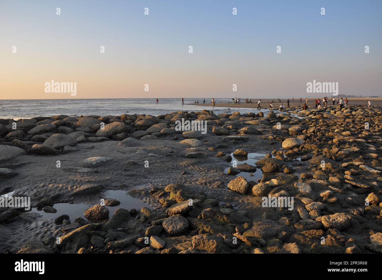 Belle plage de mer avec des pierres de corail à Inani, Cox's Bazar au Bangladesh Banque D'Images