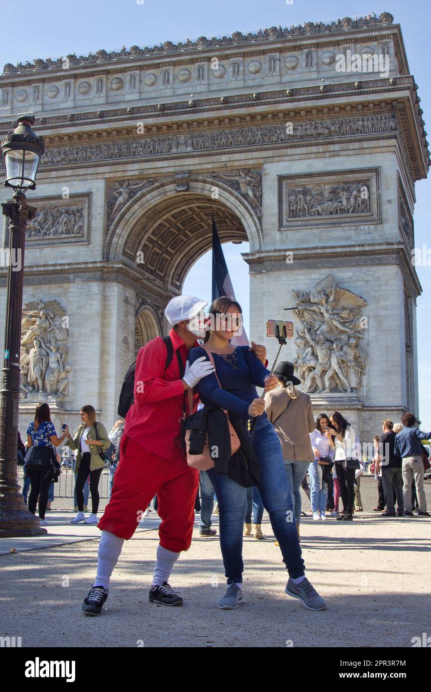 Paris, France - 24 septembre 2017 : touristes et citoyens à l'Arc de Triomphe. Prise de vue avec l'arlequin pour la mémoire Banque D'Images