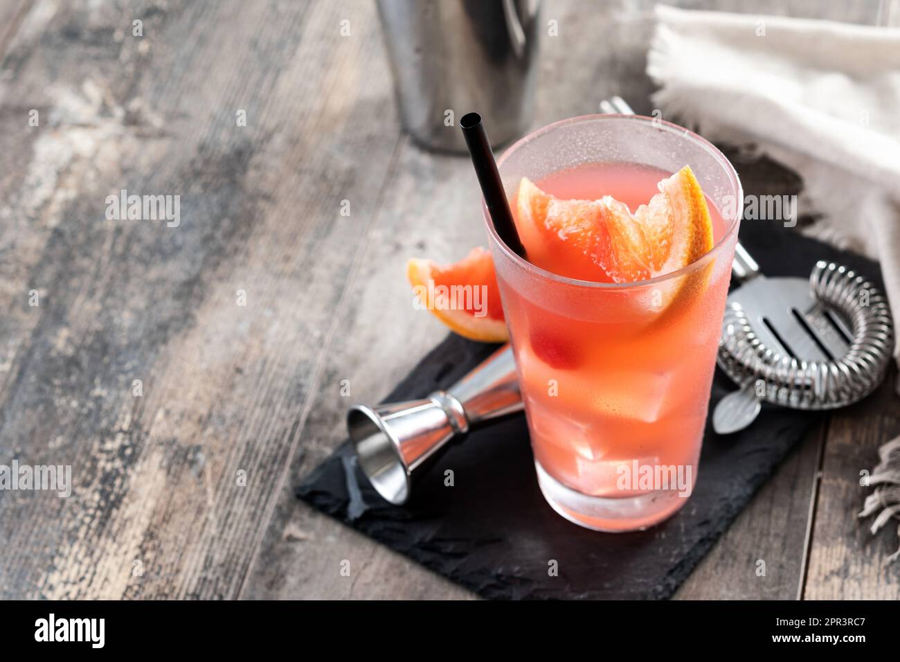 Cocktail de brise marine en verre sur une table en bois Banque D'Images