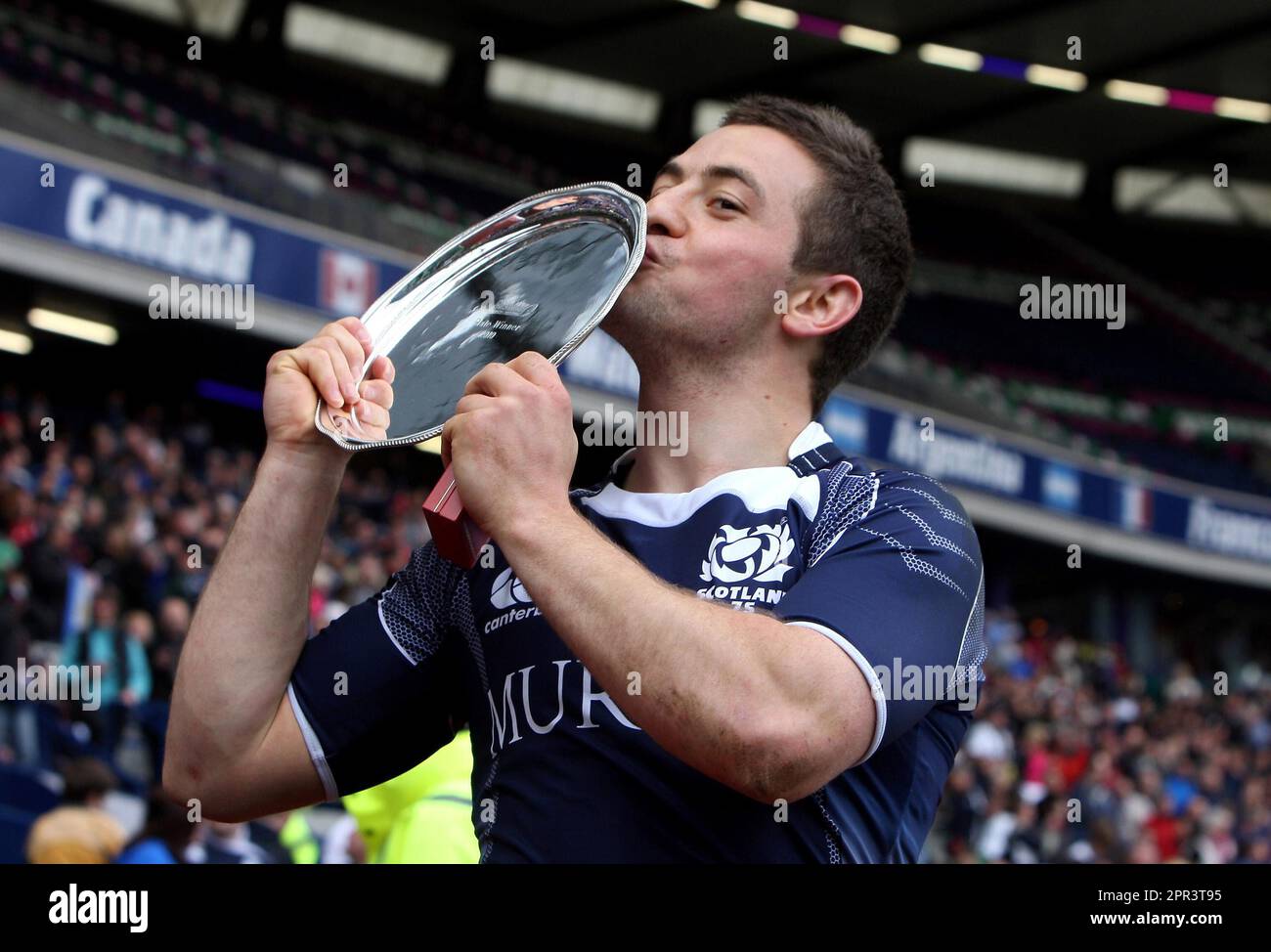 Photo du dossier en date du 30-05-2010 du Greig Laidlaw en Écosse célèbre le trophée de la plaque. L'ancien capitaine écossais et demi-mêlée Greig Laidlaw a annoncé sa retraite du rugby. Date de publication : mercredi 26 avril 2023. Banque D'Images