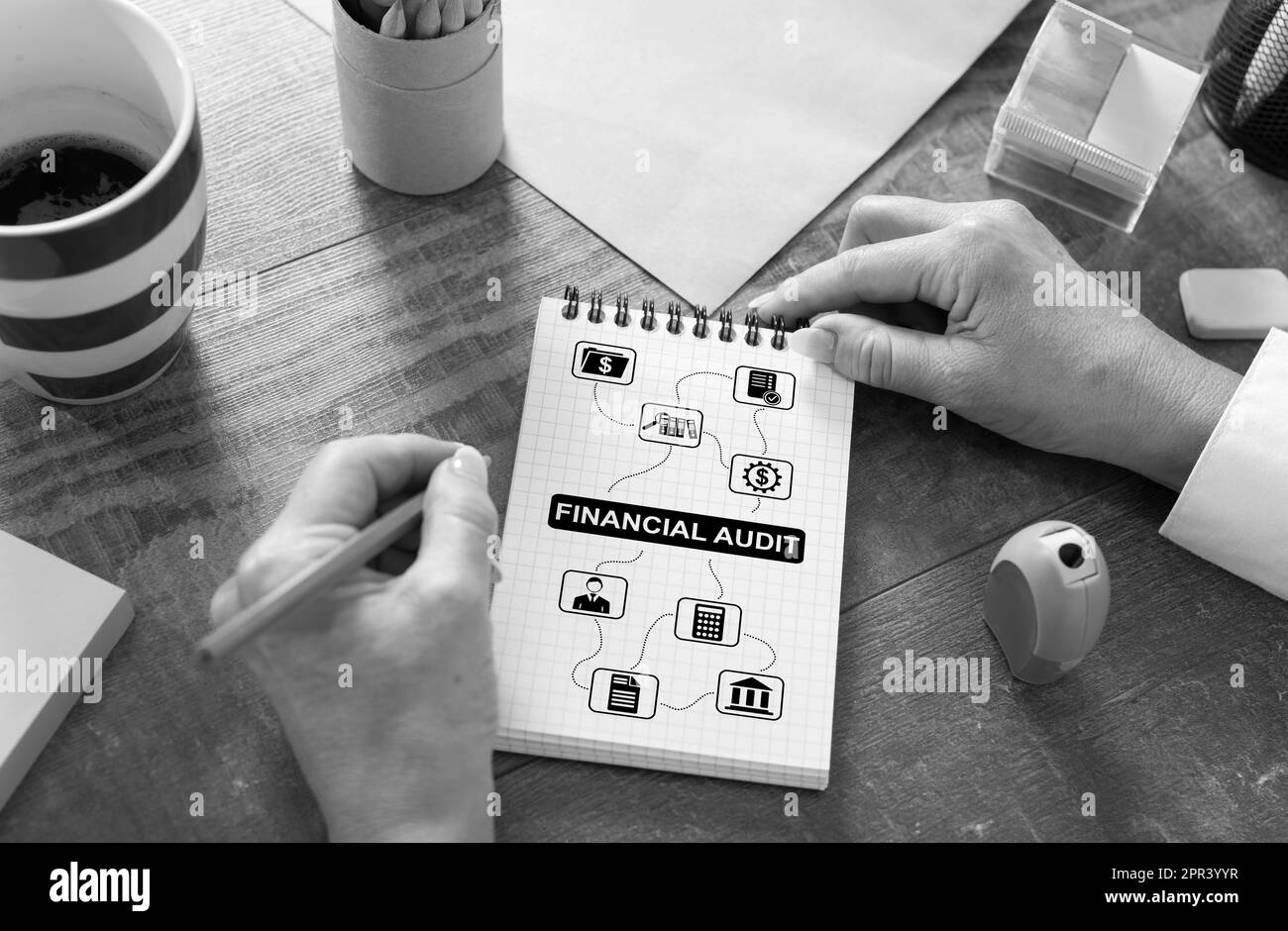 Concept d'audit financier tiré sur un bloc-notes Banque D'Images