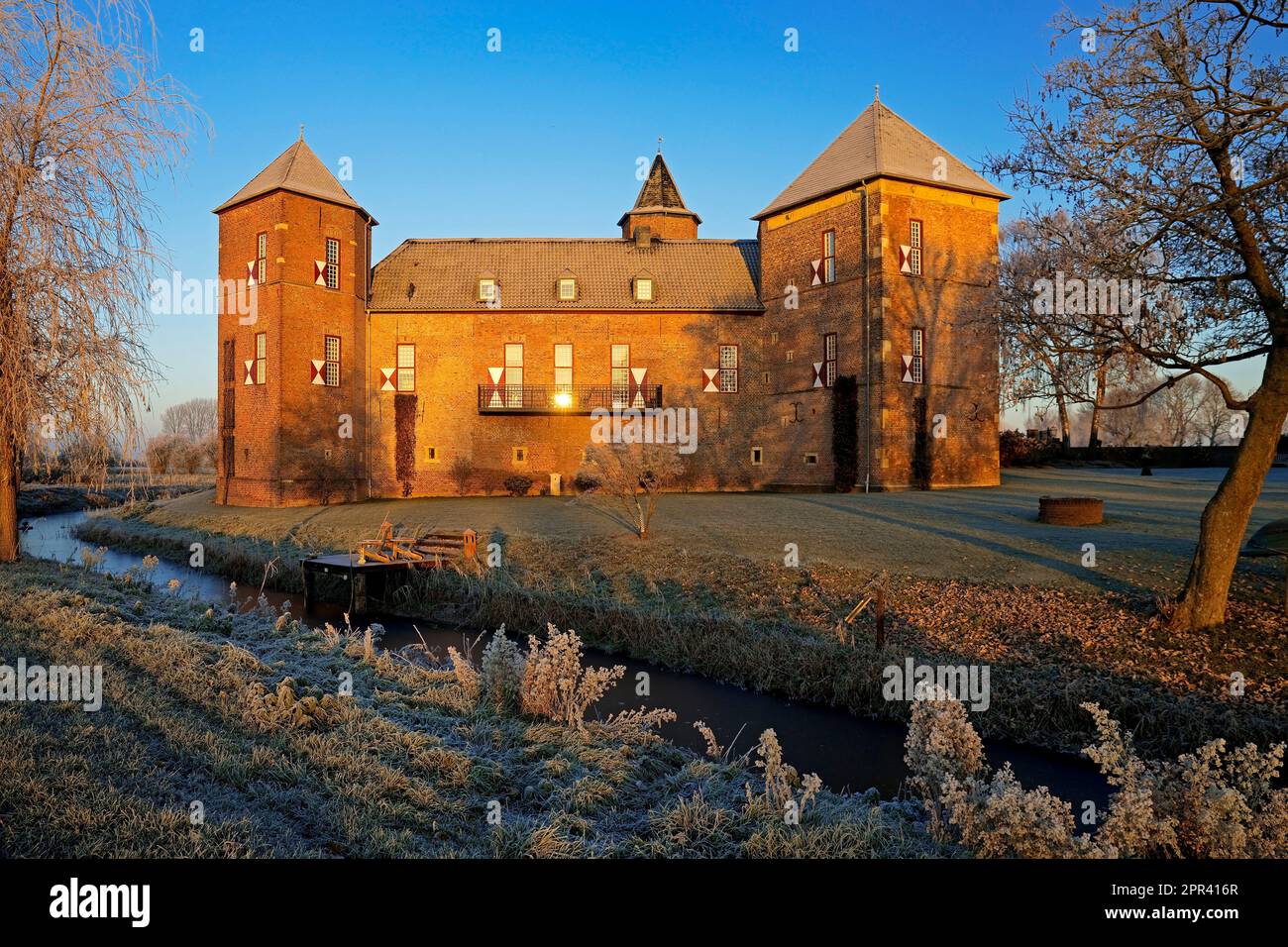 Château de Zelem au lever du soleil, vue du sud-est, Allemagne, Rhénanie-du-Nord-Westphalie, Basse-Rhin, Kranenburg Banque D'Images