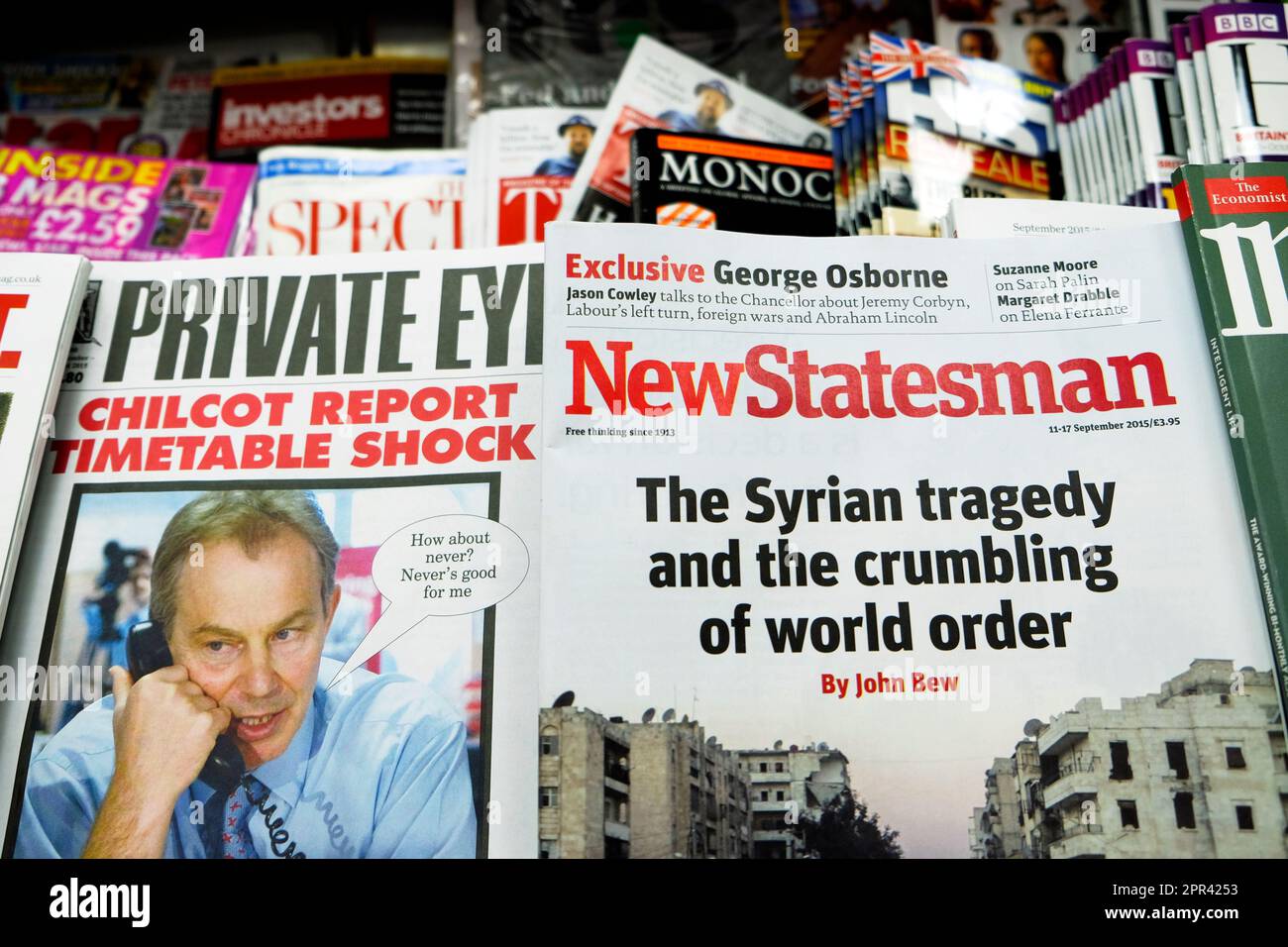 Private Eye Tony Blair Chilcot et New Statesman Syrie War Tragedy magazine couverture frontale sur le plateau de magazine de l'agent de presse en septembre 2015 Londres Royaume-Uni Banque D'Images