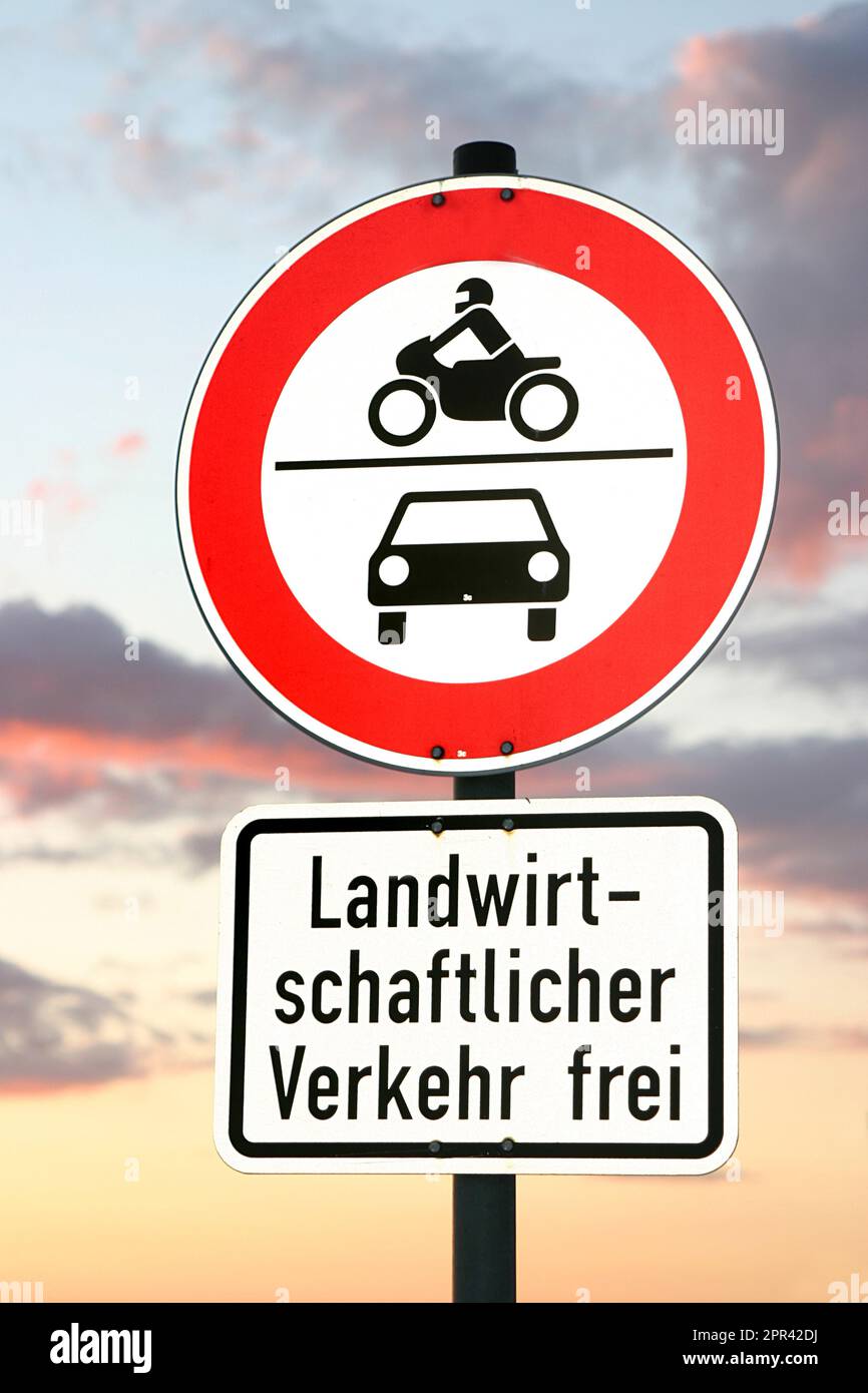 Passage de signalisation interdit pour les motos et les voitures, trafic agricole libre Banque D'Images