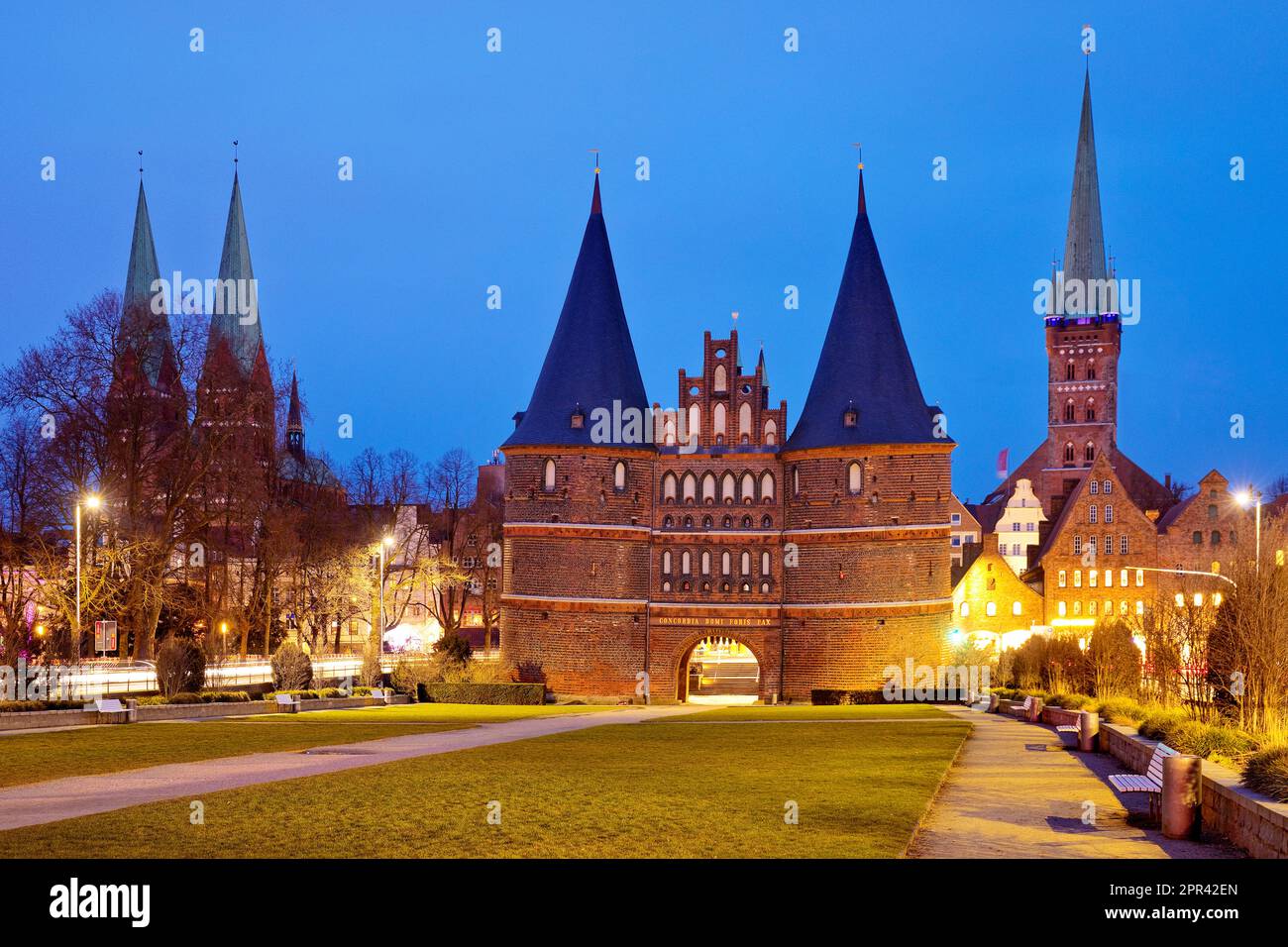 eglise St Marien, Holstentor, magasins de sel et chruch St Petri, dans la vieille ville de Luebeck à l'heure bleue, Allemagne, Schleswig-Holstein, Luebeck Banque D'Images