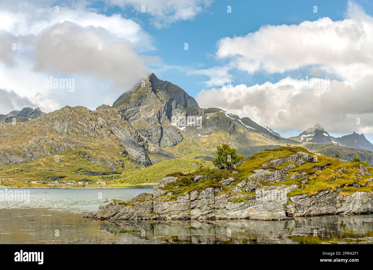 Paysage pittoresque près du village NaPP à l'île Lofoten Flagstadoy, Norvège Banque D'Images