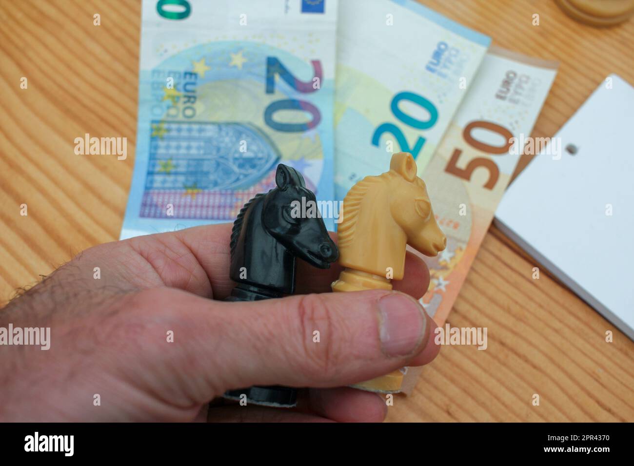 vingt et cinquante billets d'euros et pièces d'échecs sur ma gauche Banque D'Images